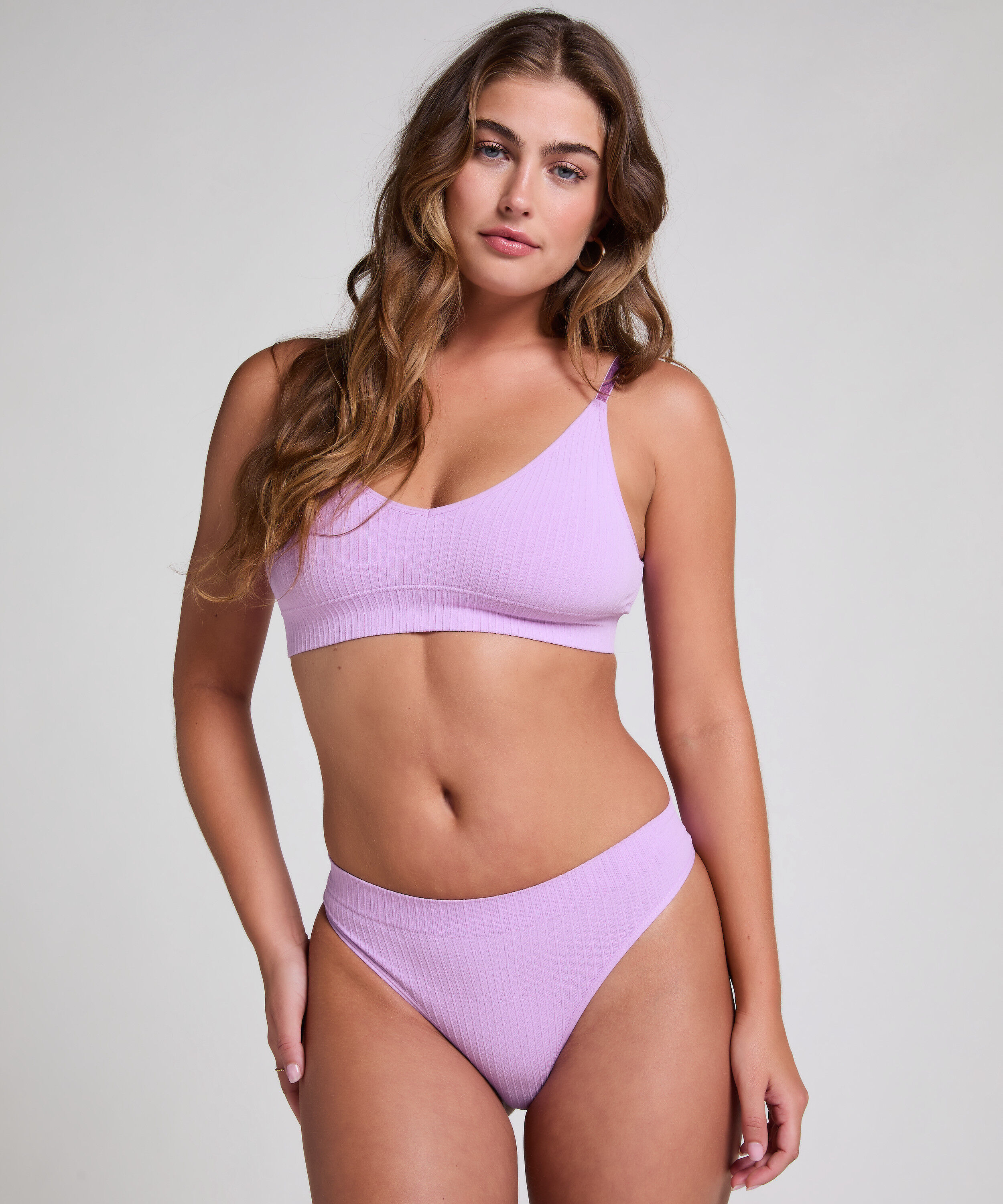 Hoog uitgesneden string Dianne, Paars