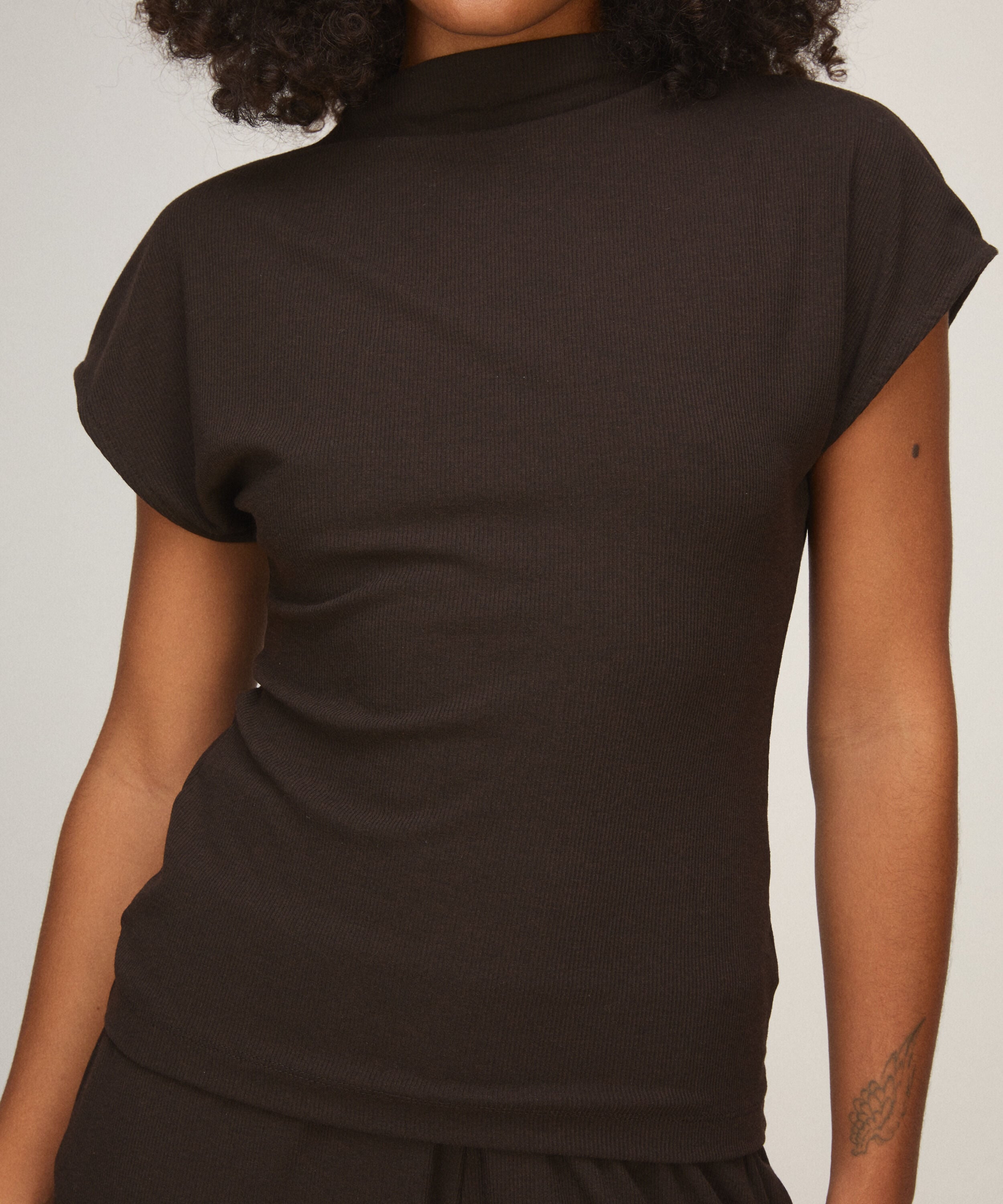 Top met korte mouwen en ribmockneck