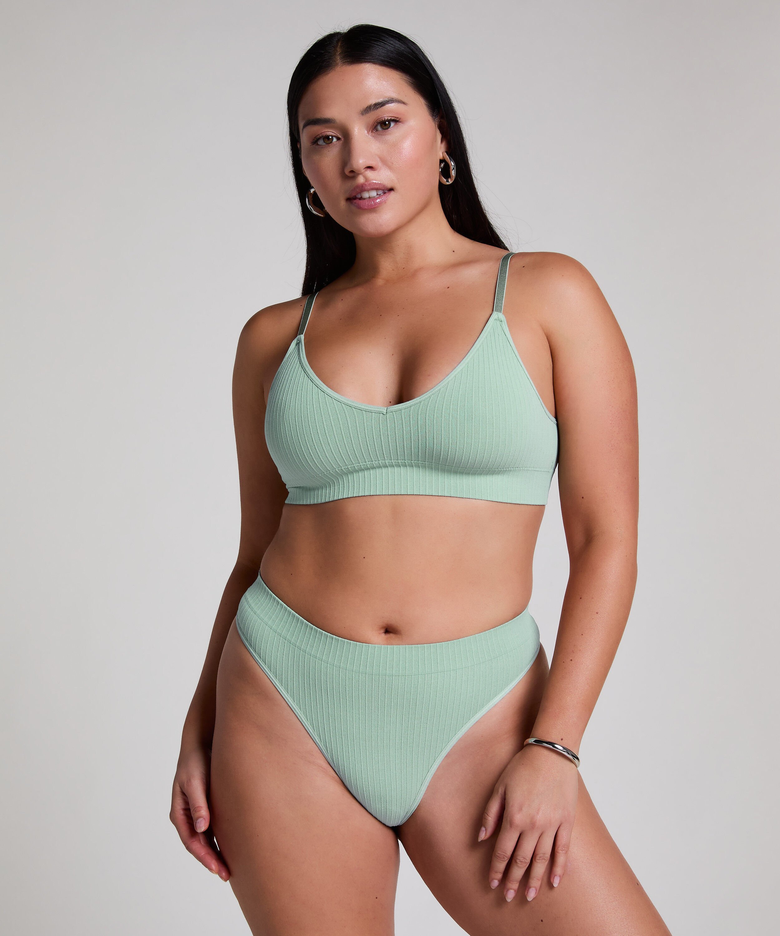 Hoog uitgesneden string Dianne