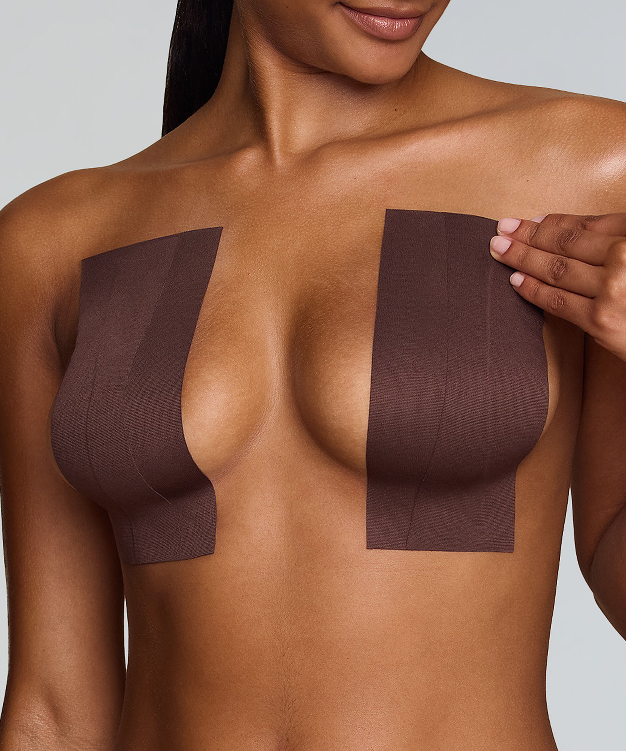 Boob Tape, Bruin