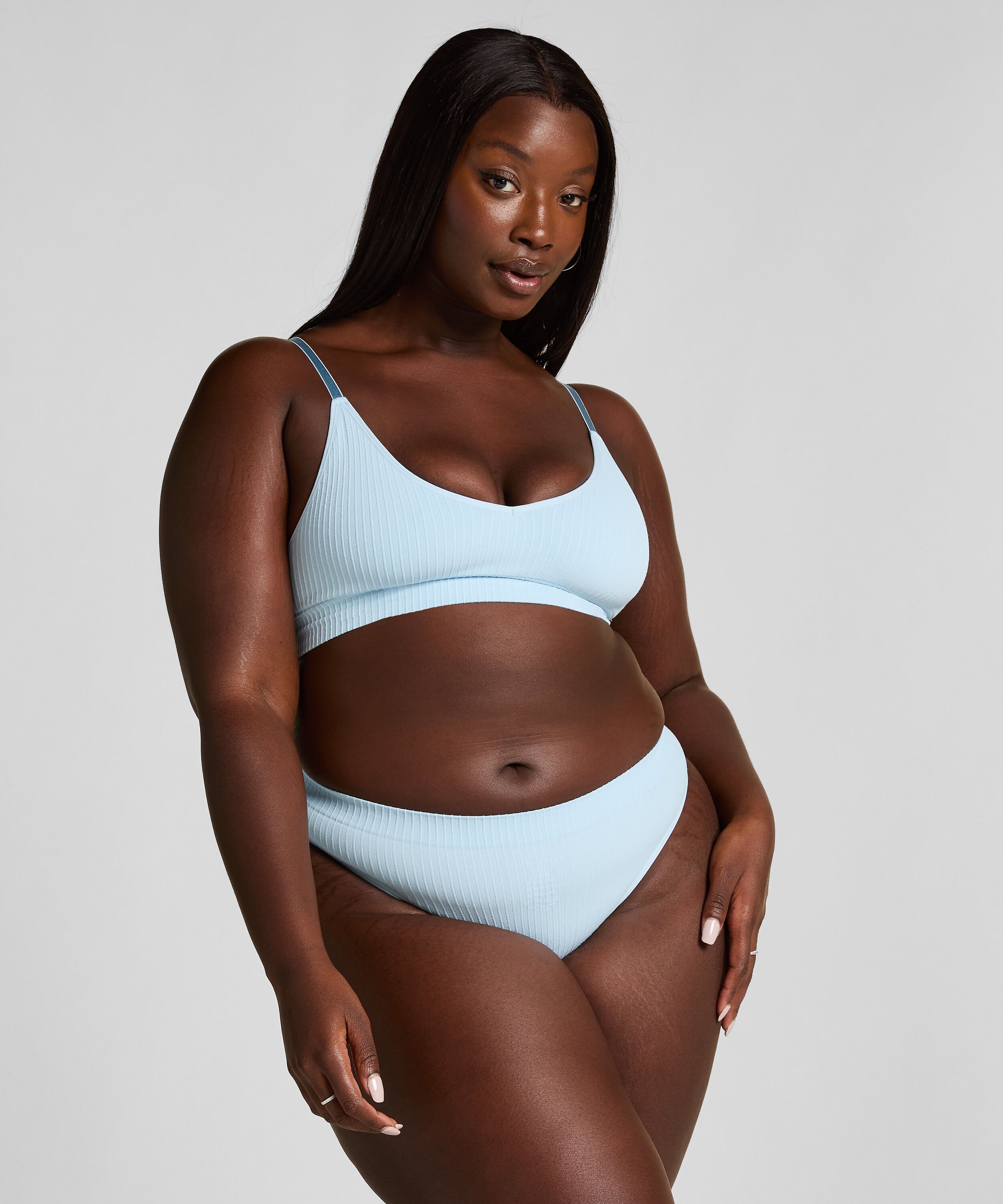 Hoog uitgesneden string Dianne