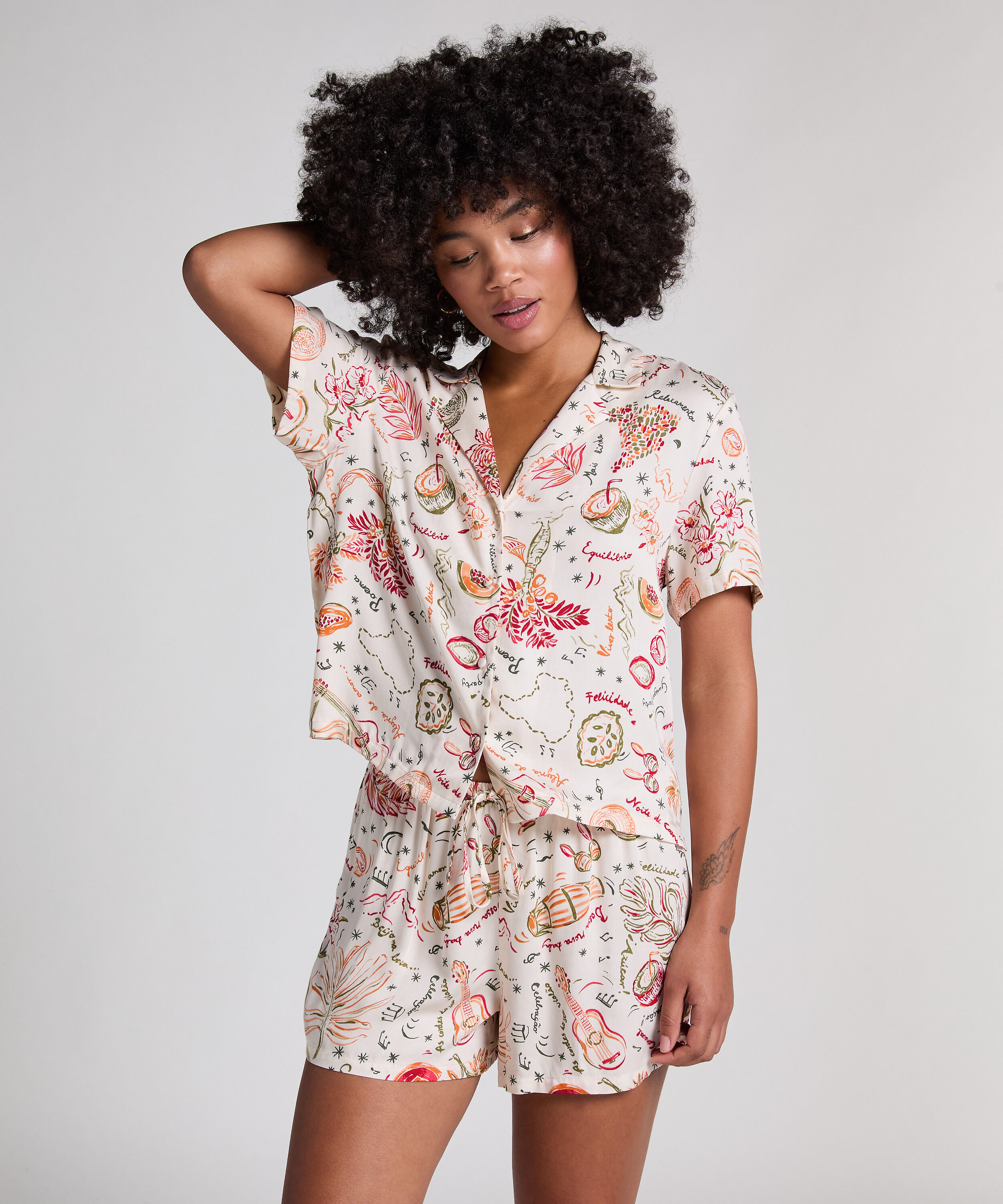 Short Satin, Wit Short Satin, Wit