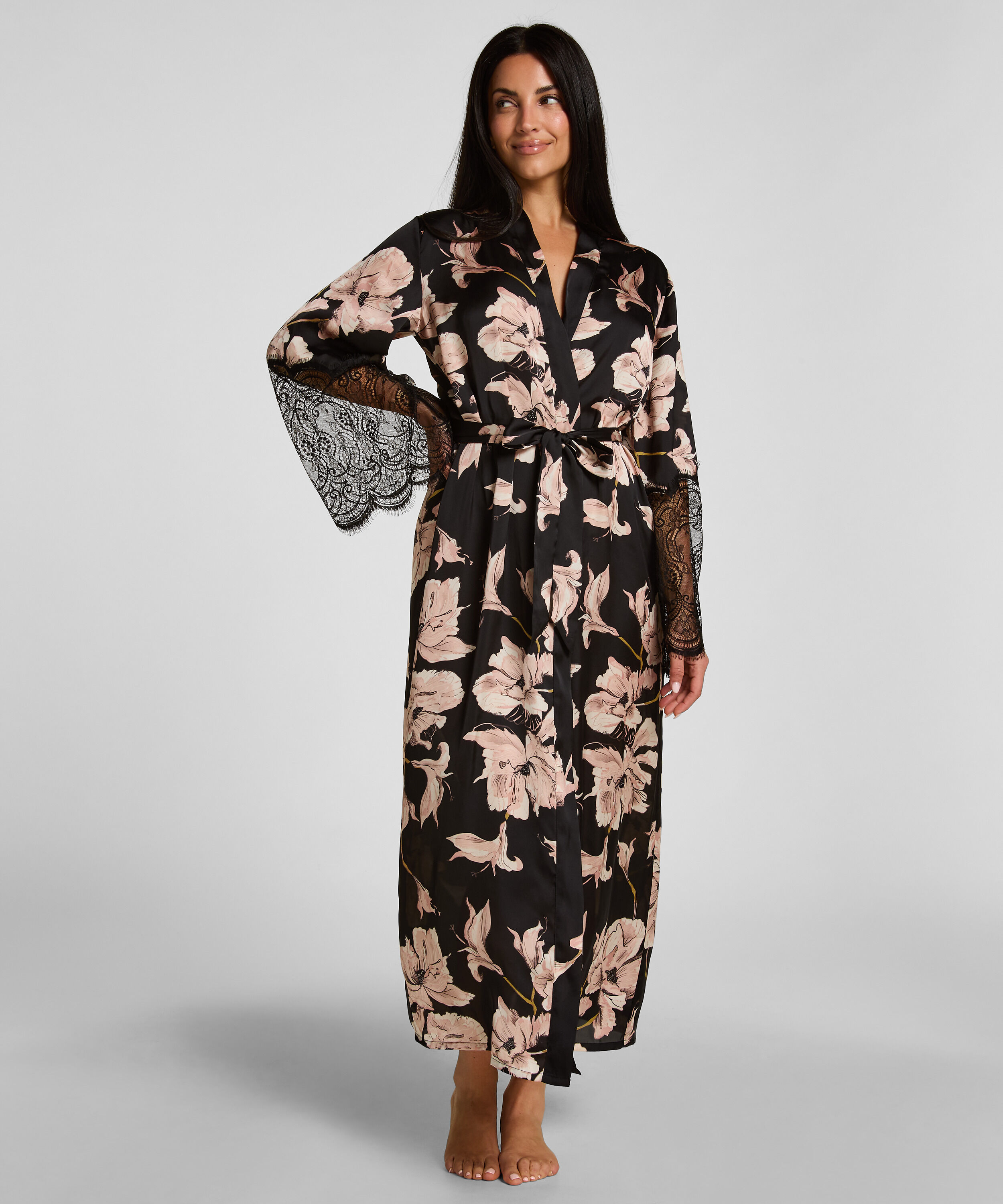 Lange satijnen kimono met kant, Zwart