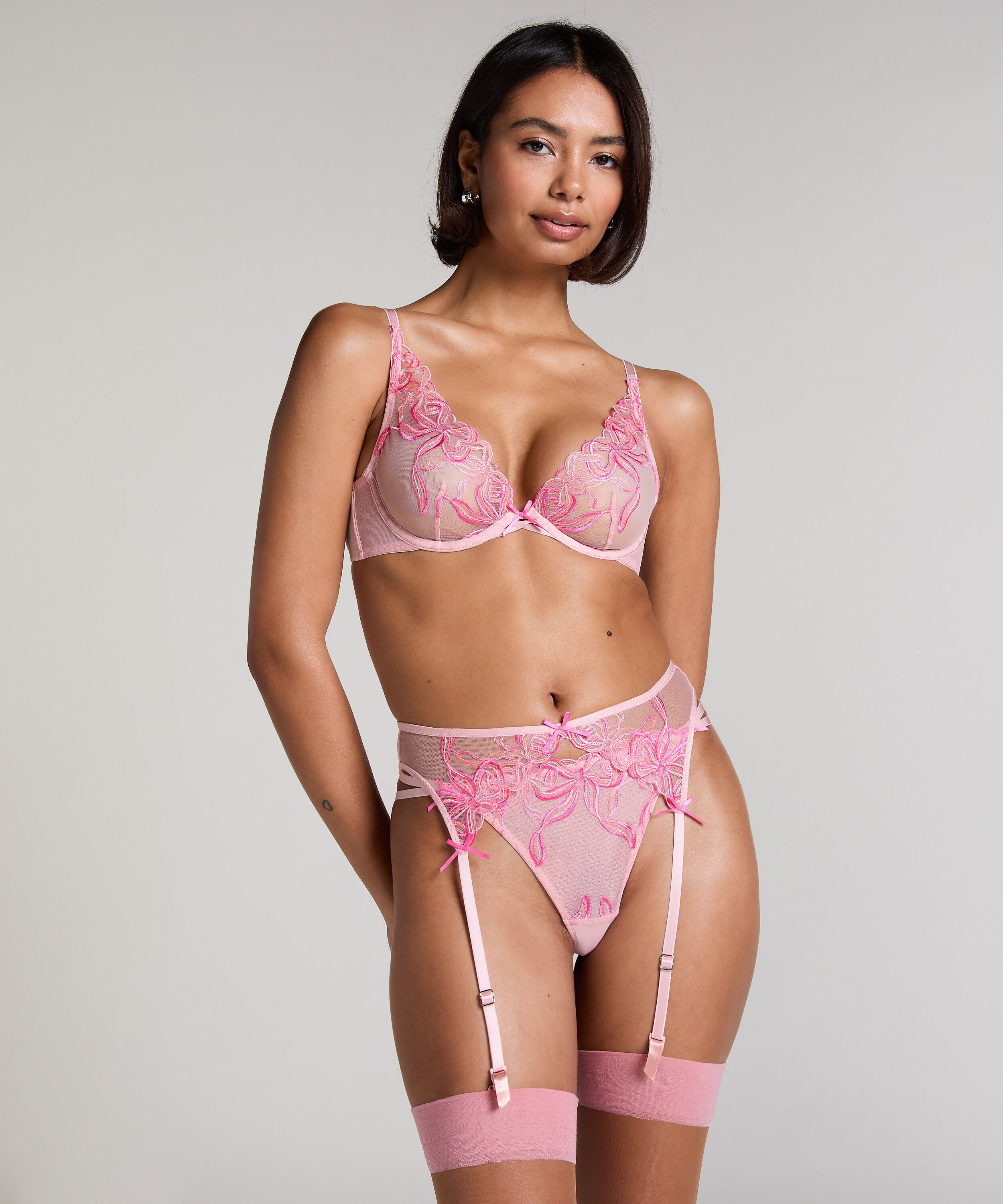 Jarretel Beau, Roze