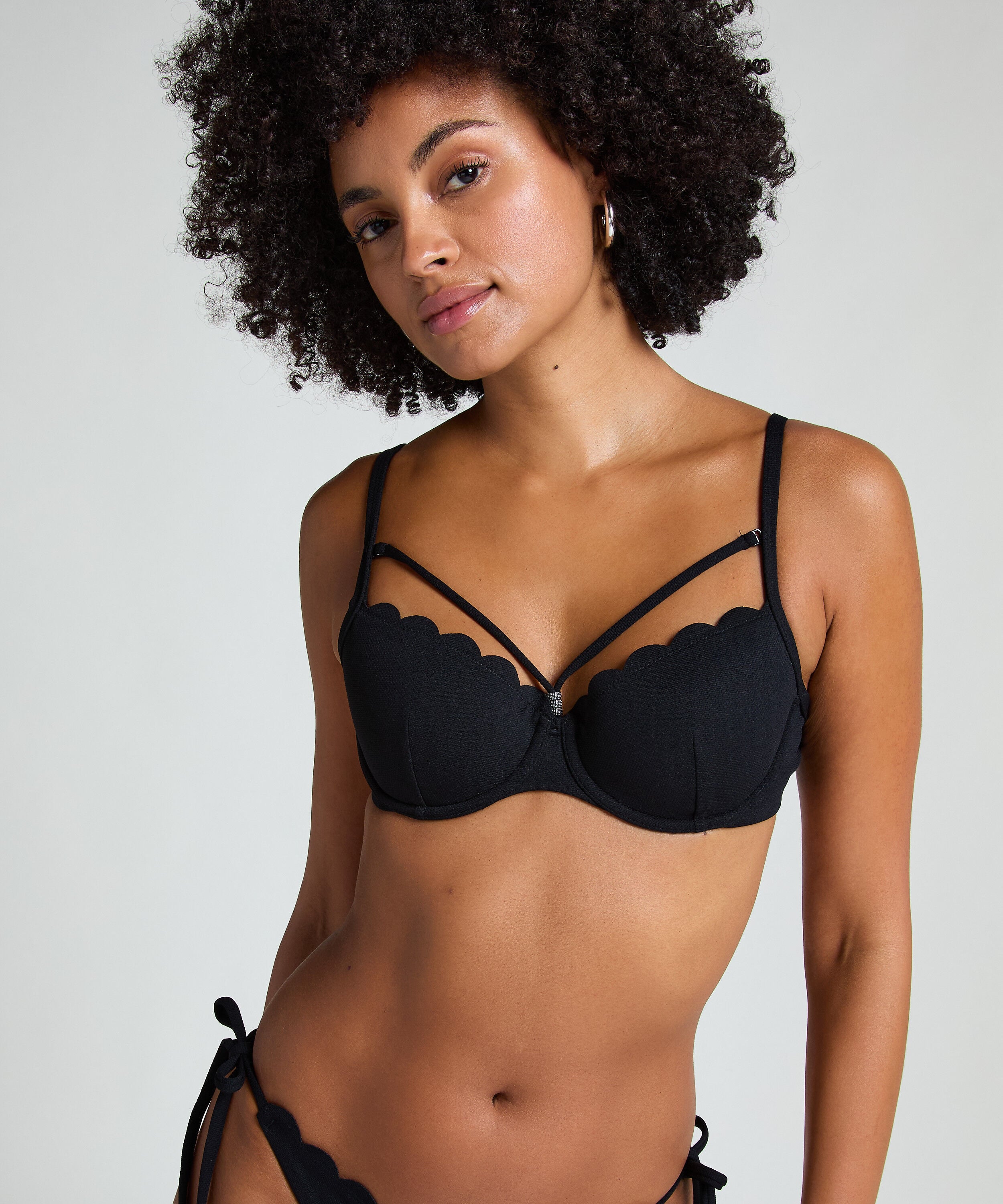 Voorgevormde beugel bikinitop Scallop, Zwart