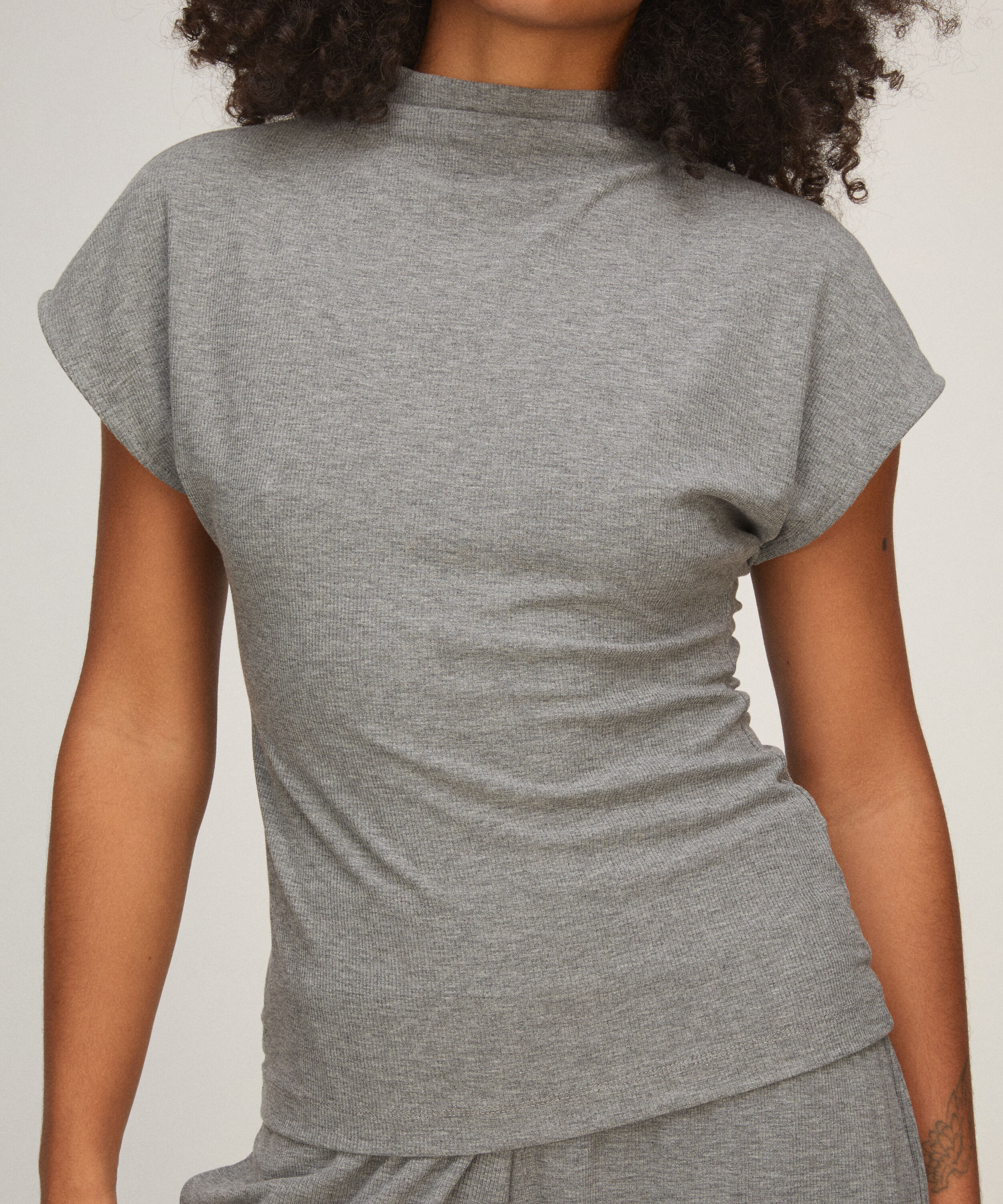 Top met korte mouwen en ribmockneck
