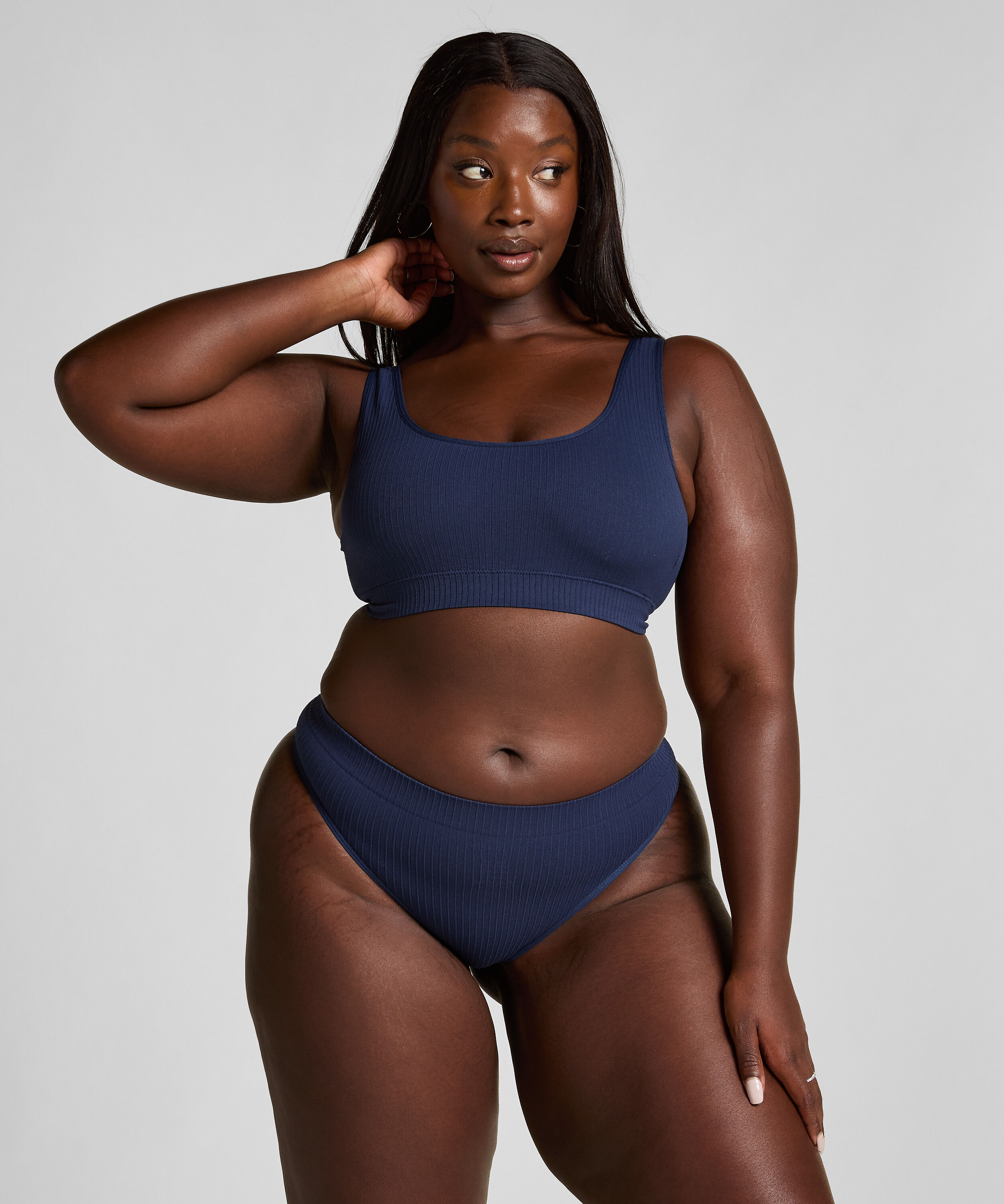 Hoog uitgesneden string Dianne