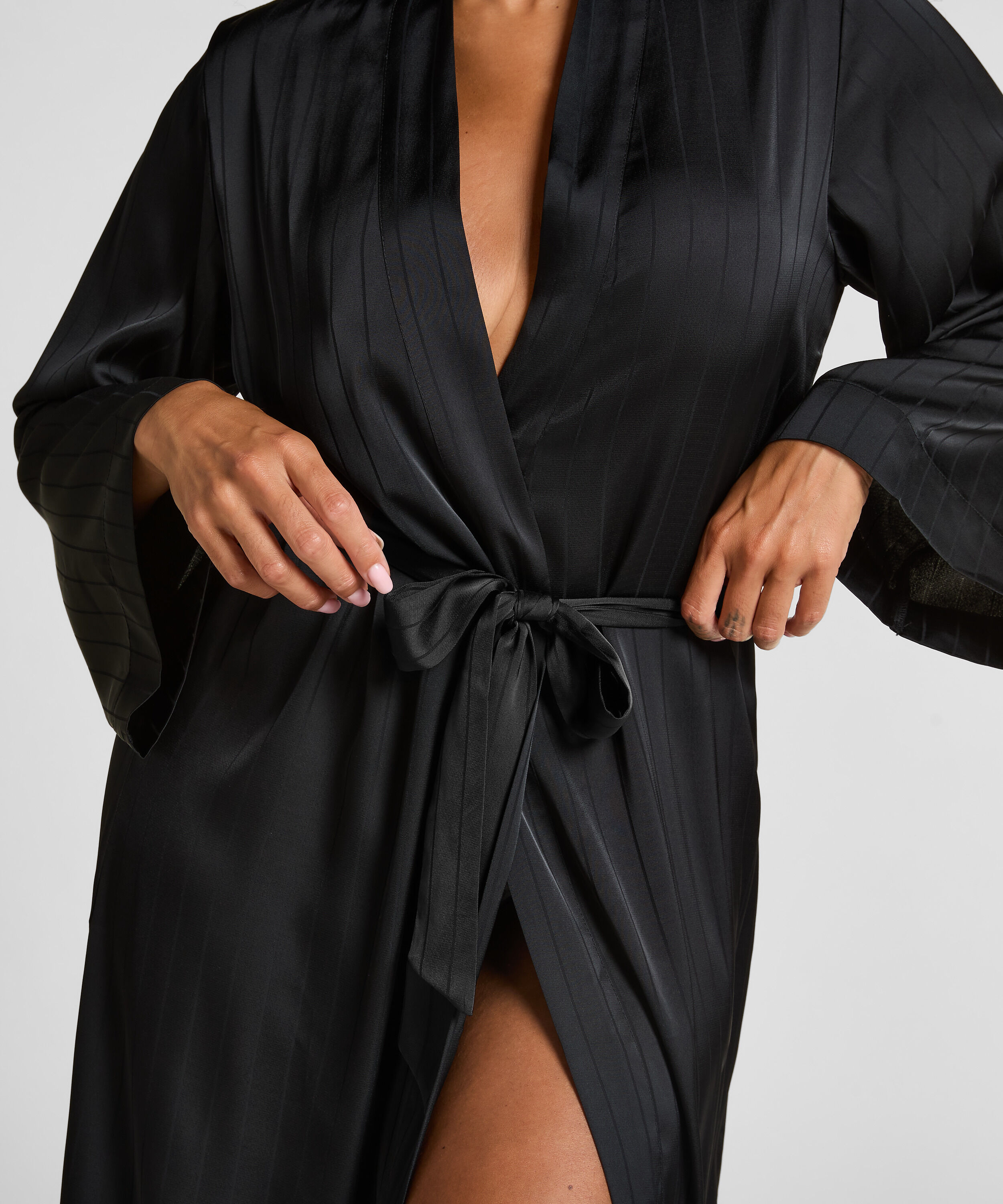 Satijnen kimono met krijtstreep - Zwart - Badjassen - Hunkemöller