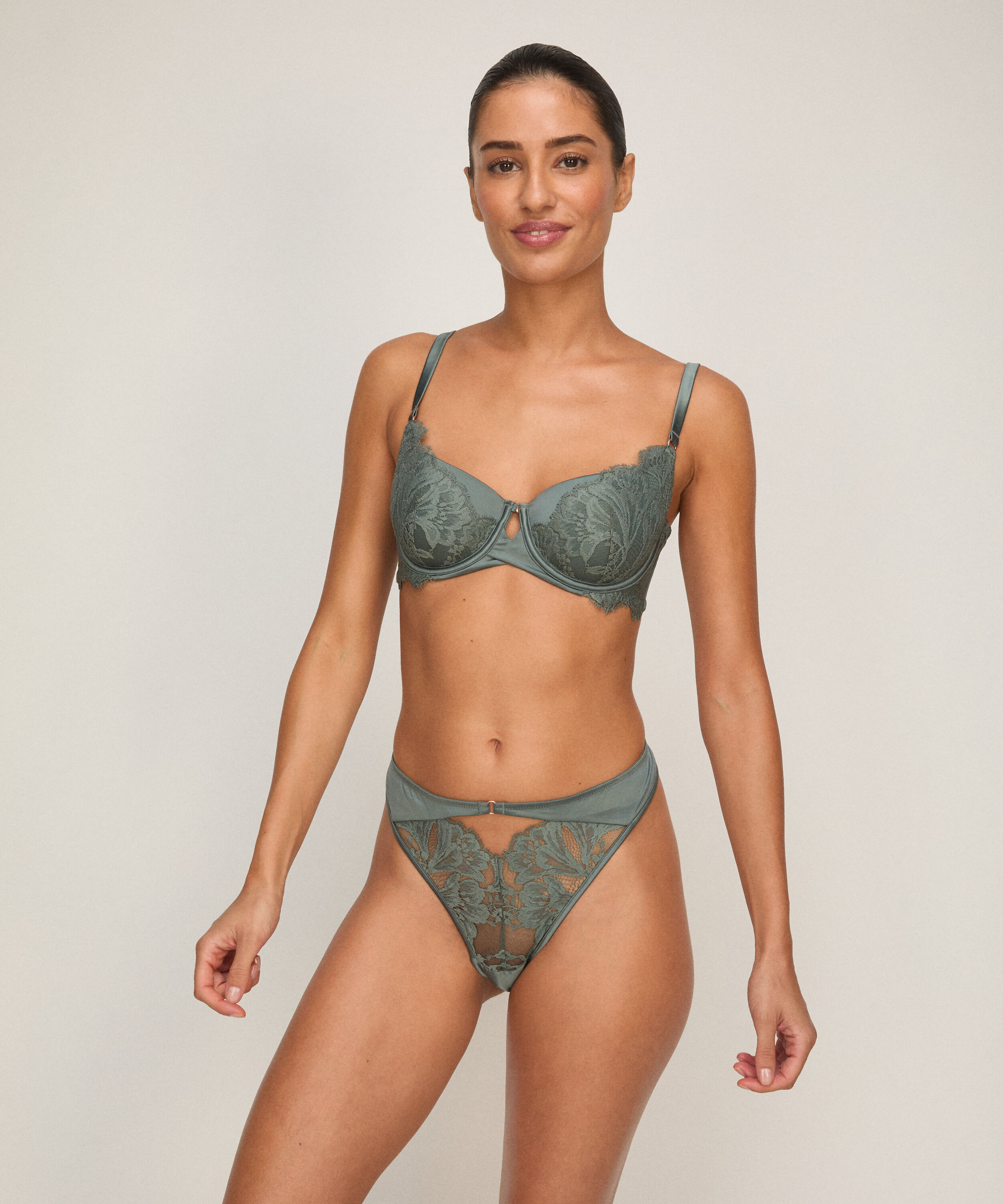 Hoog uitgesneden brazilian Grace