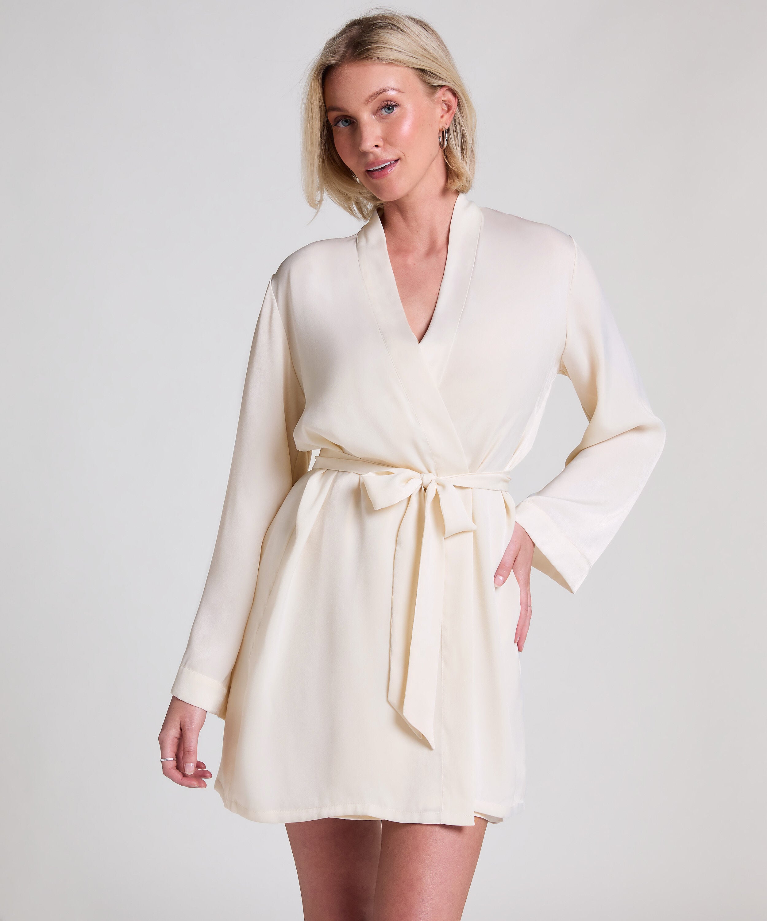 Kimono Satin, Wit