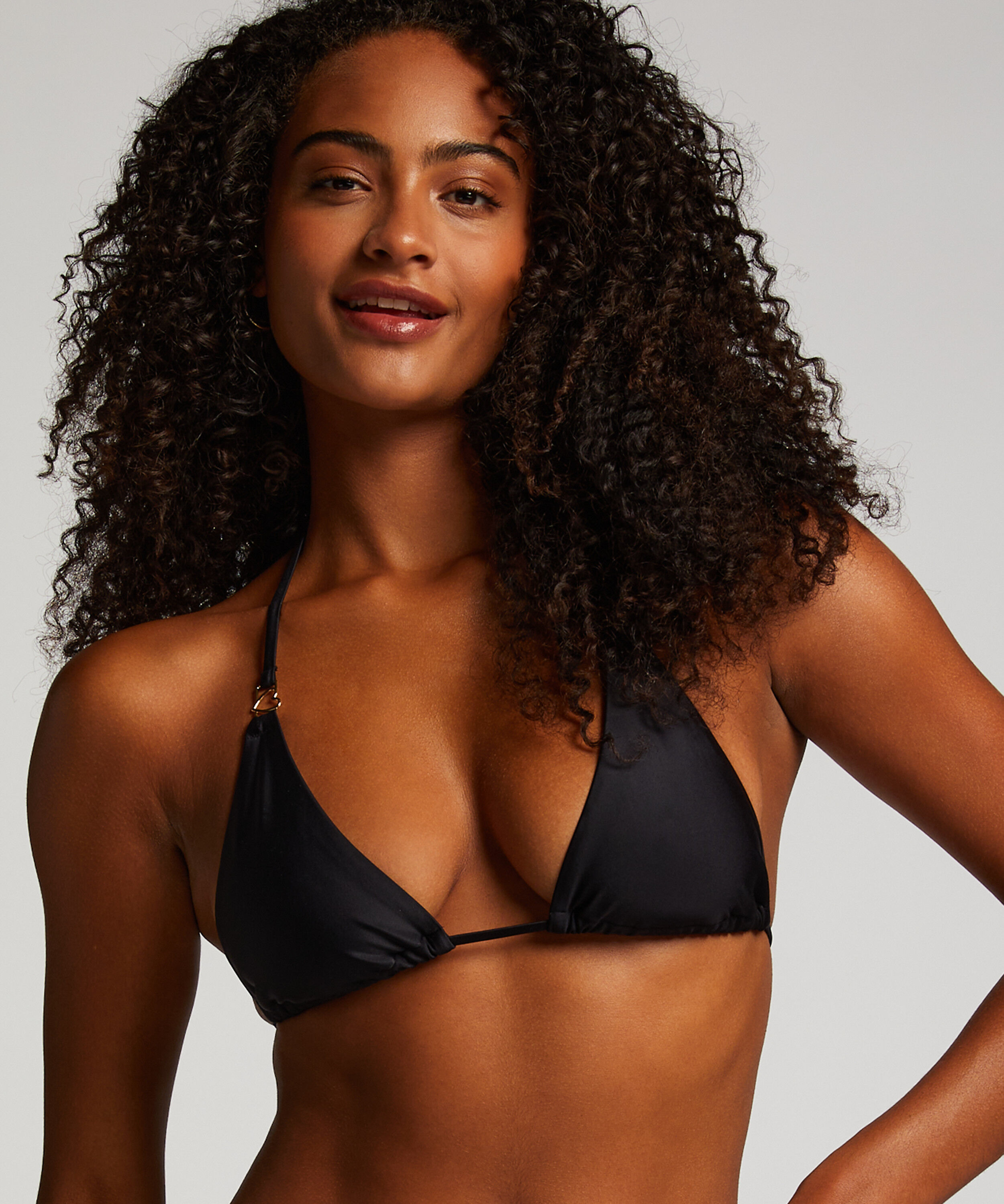 Bikiniset Doha, Zwart