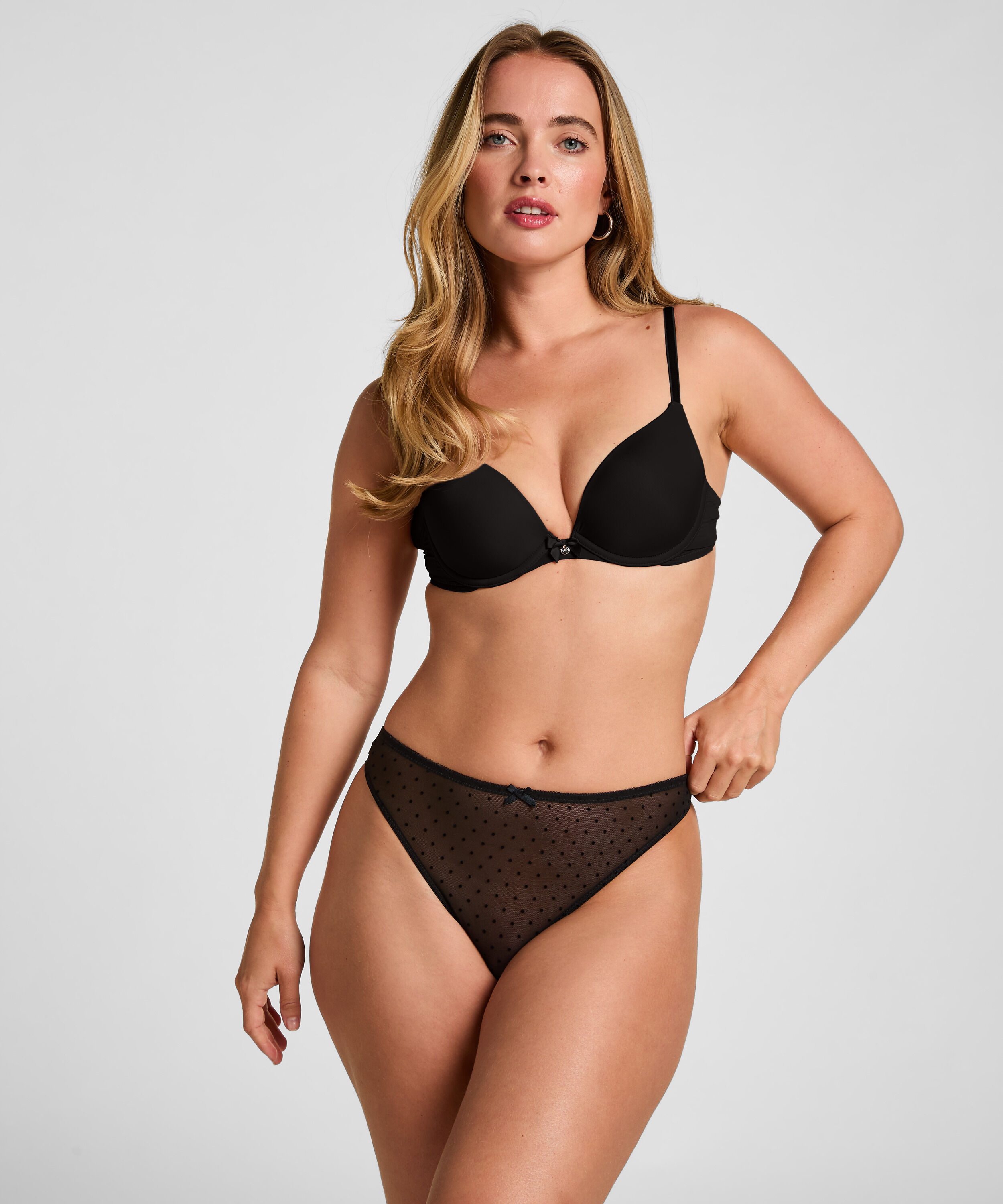 Hoog Uitgesneden String Frankie, Zwart Hoog Uitgesneden String Frankie, Zwart