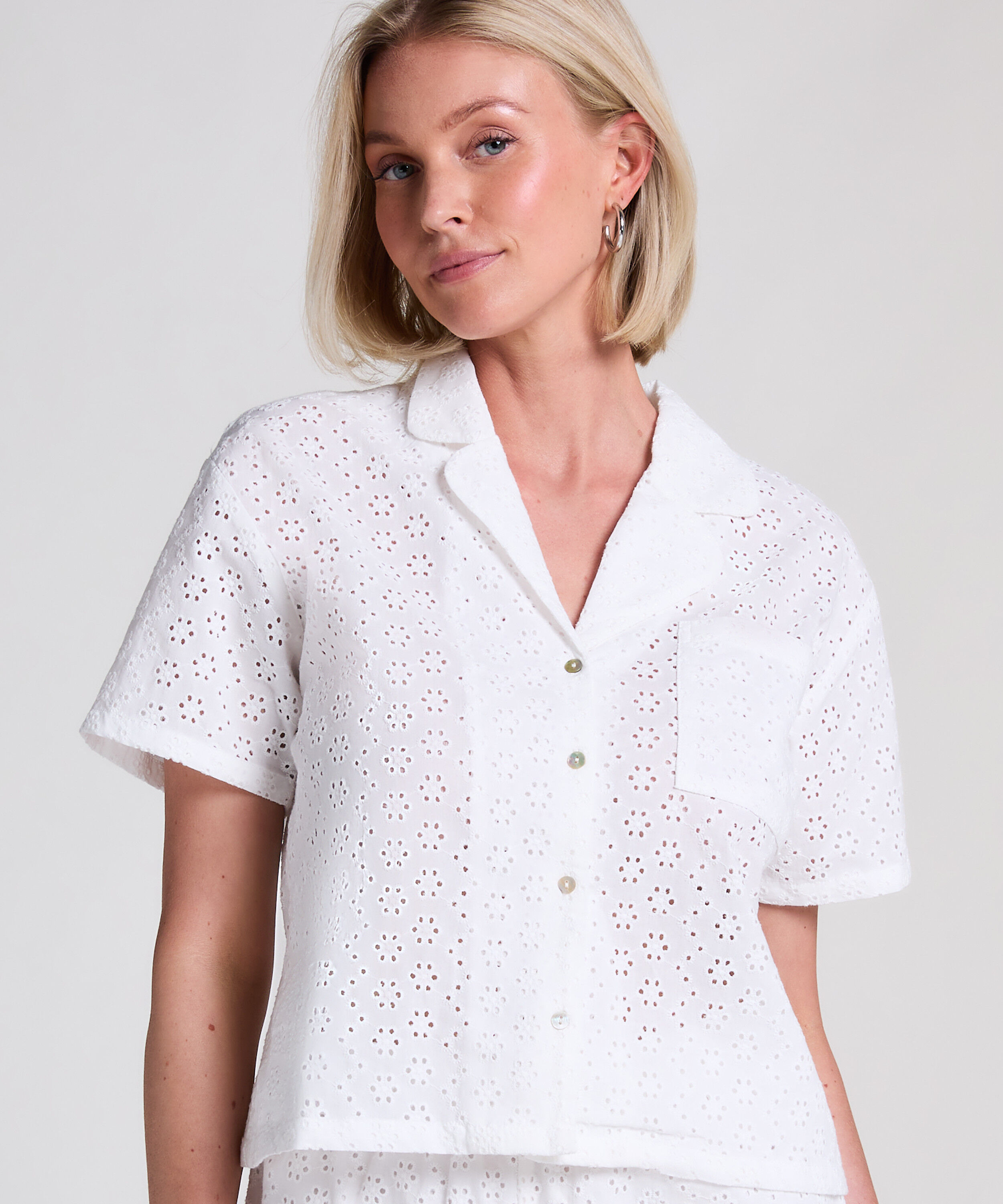 Jasje met broderie anglaise, Wit