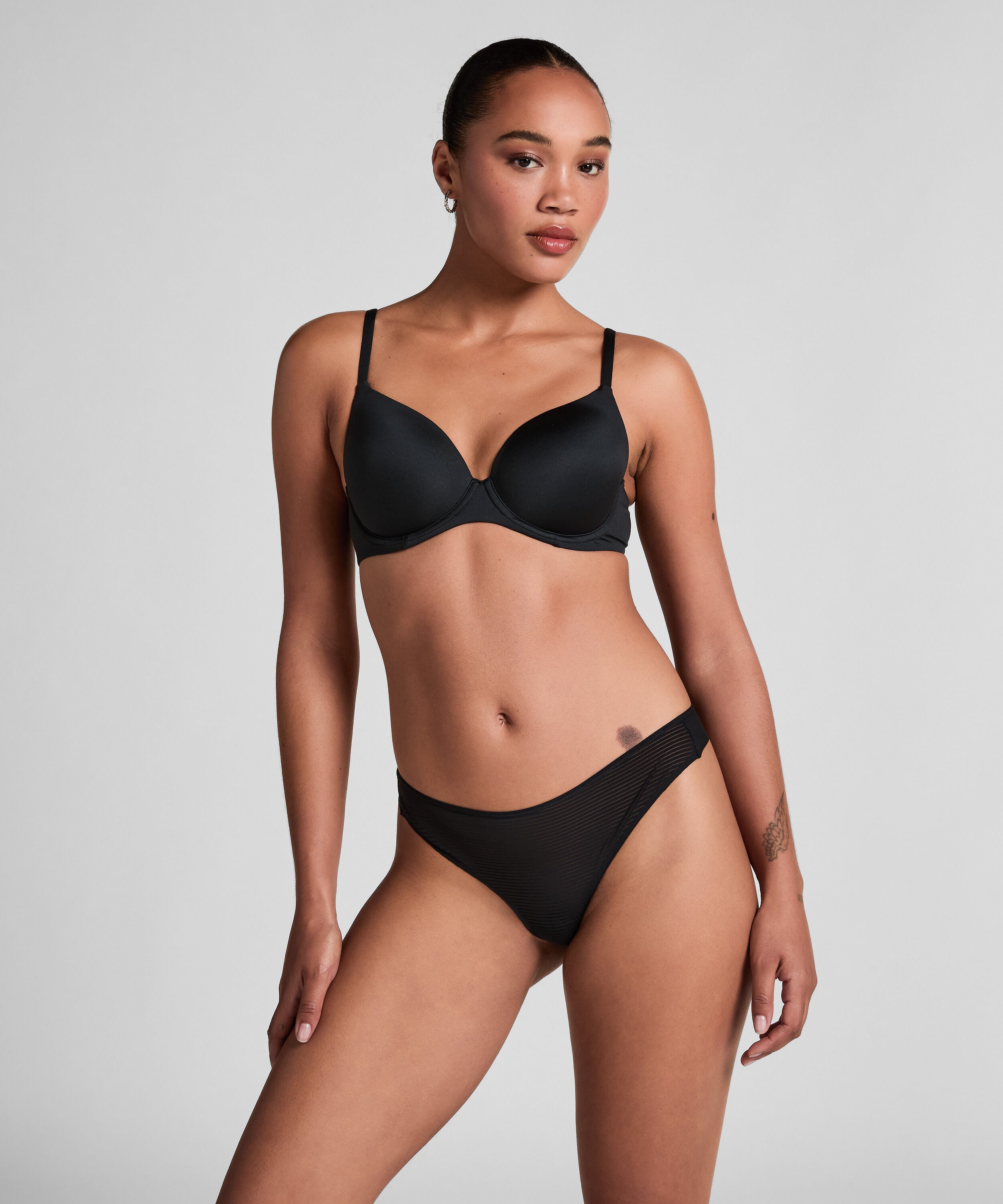 String Invisible, Zwart