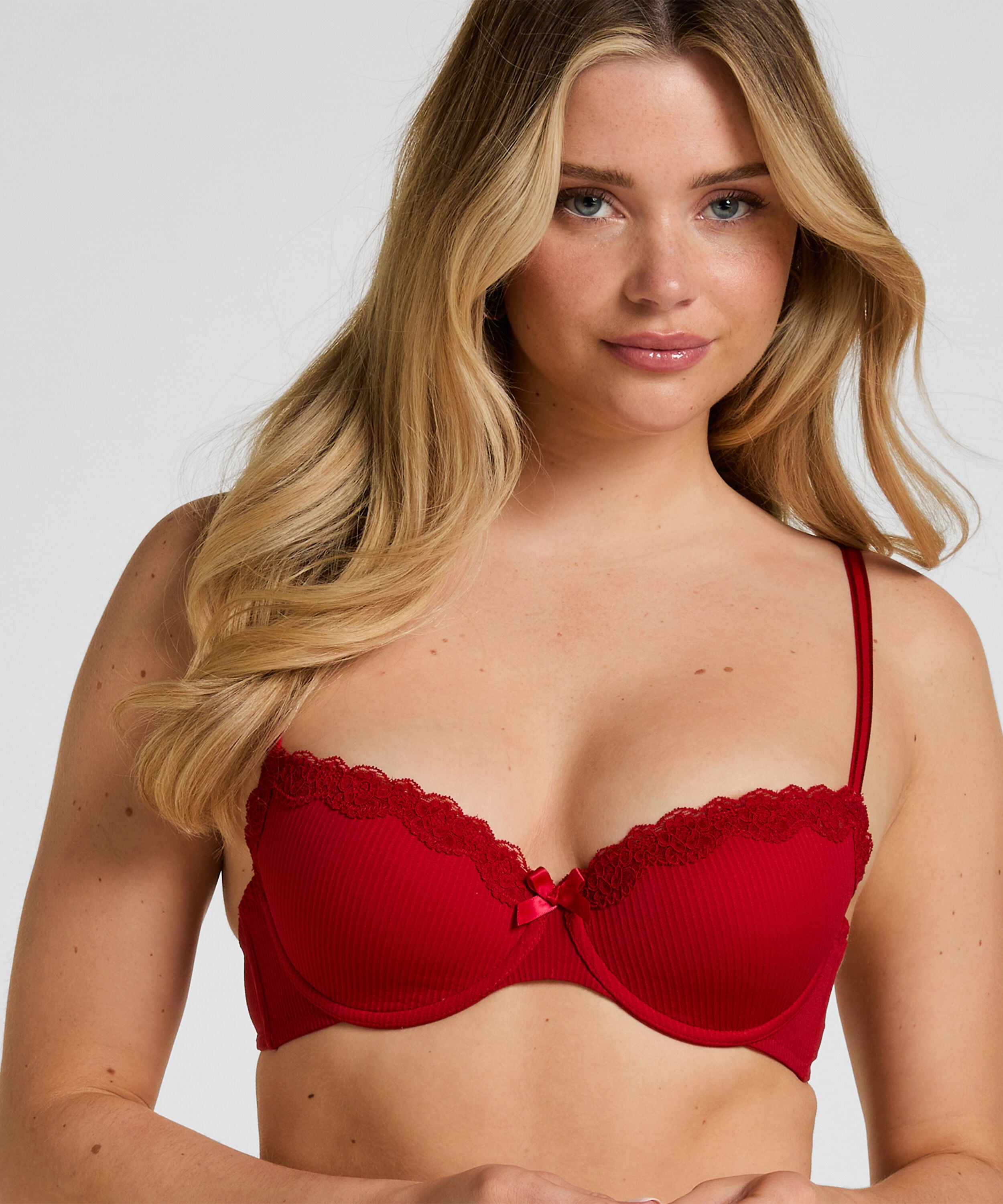 Voorgevormde beugel bh Lola, Rood Voorgevormde beugel bh Lola, Rood