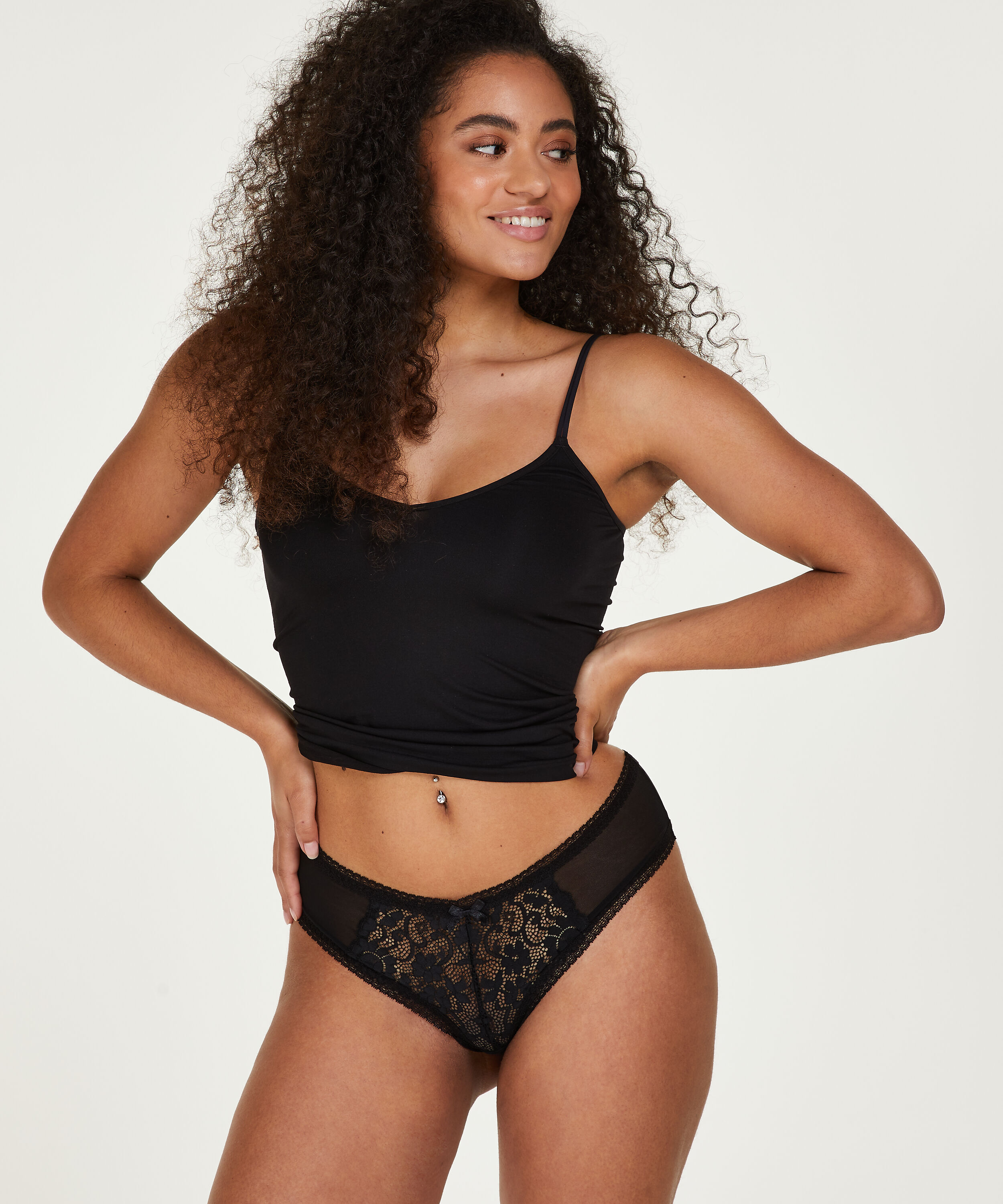 V-shape brazilian Franzi, Zwart