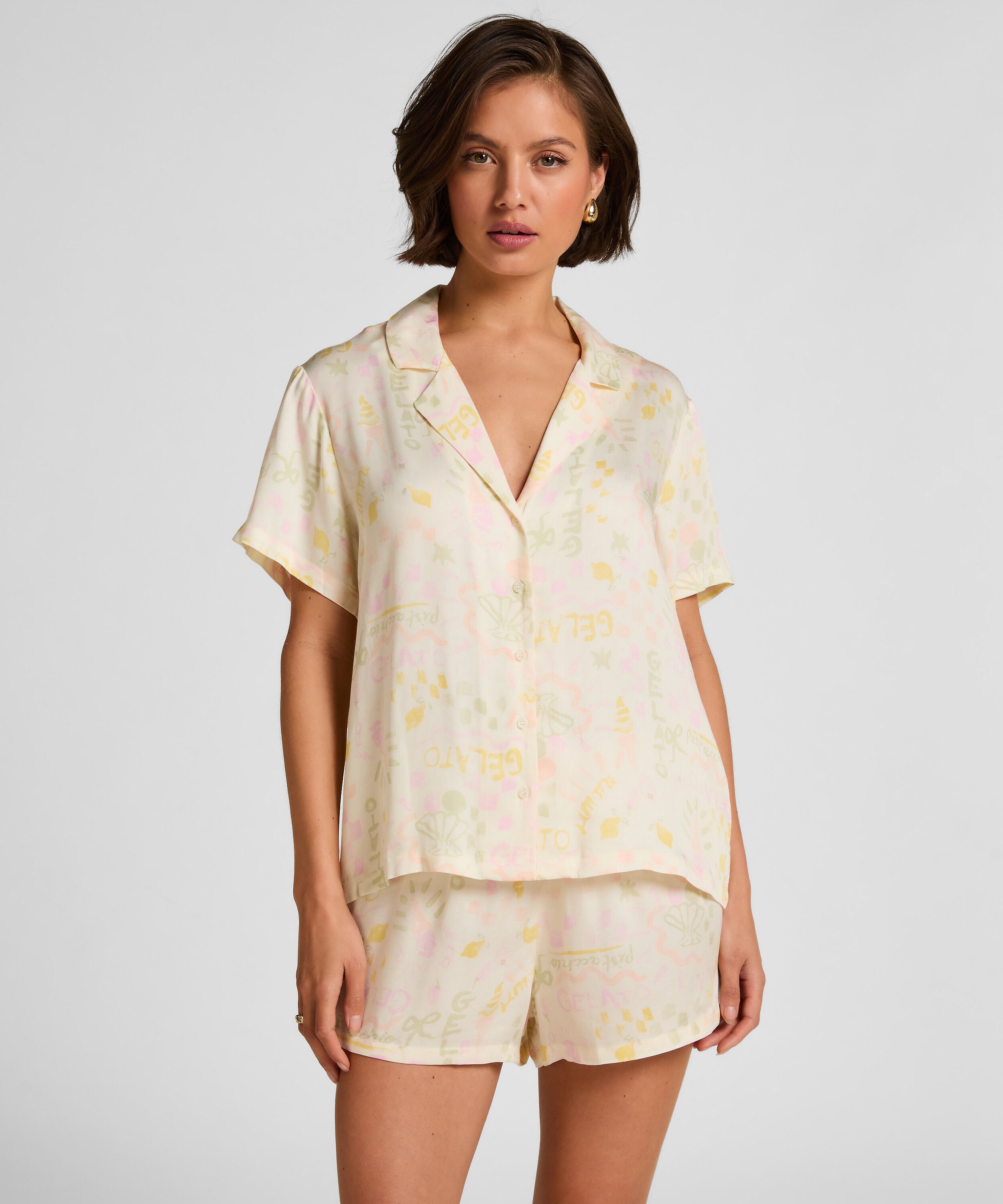 Short Satin, Wit