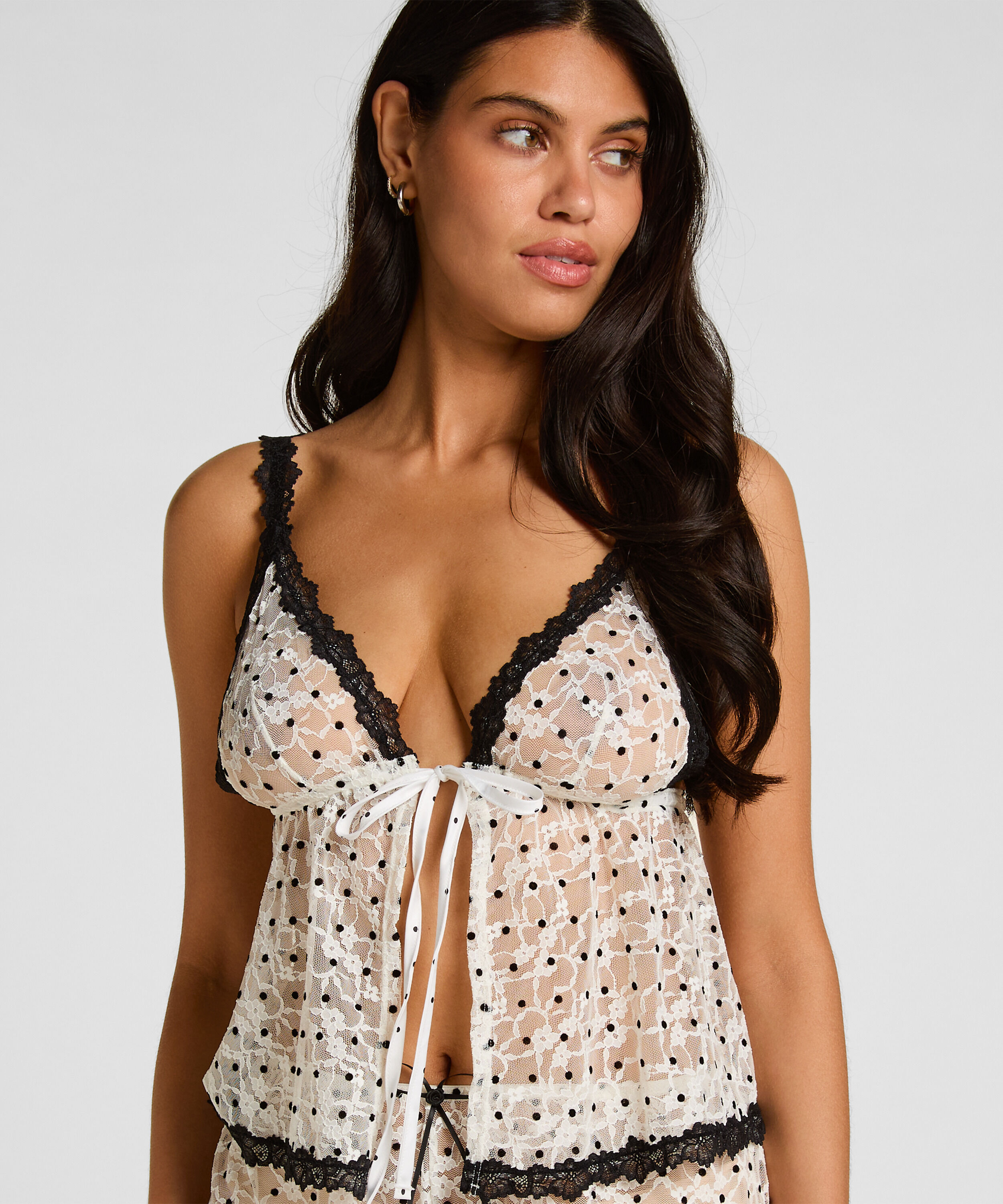 Cami Dolly, Wit