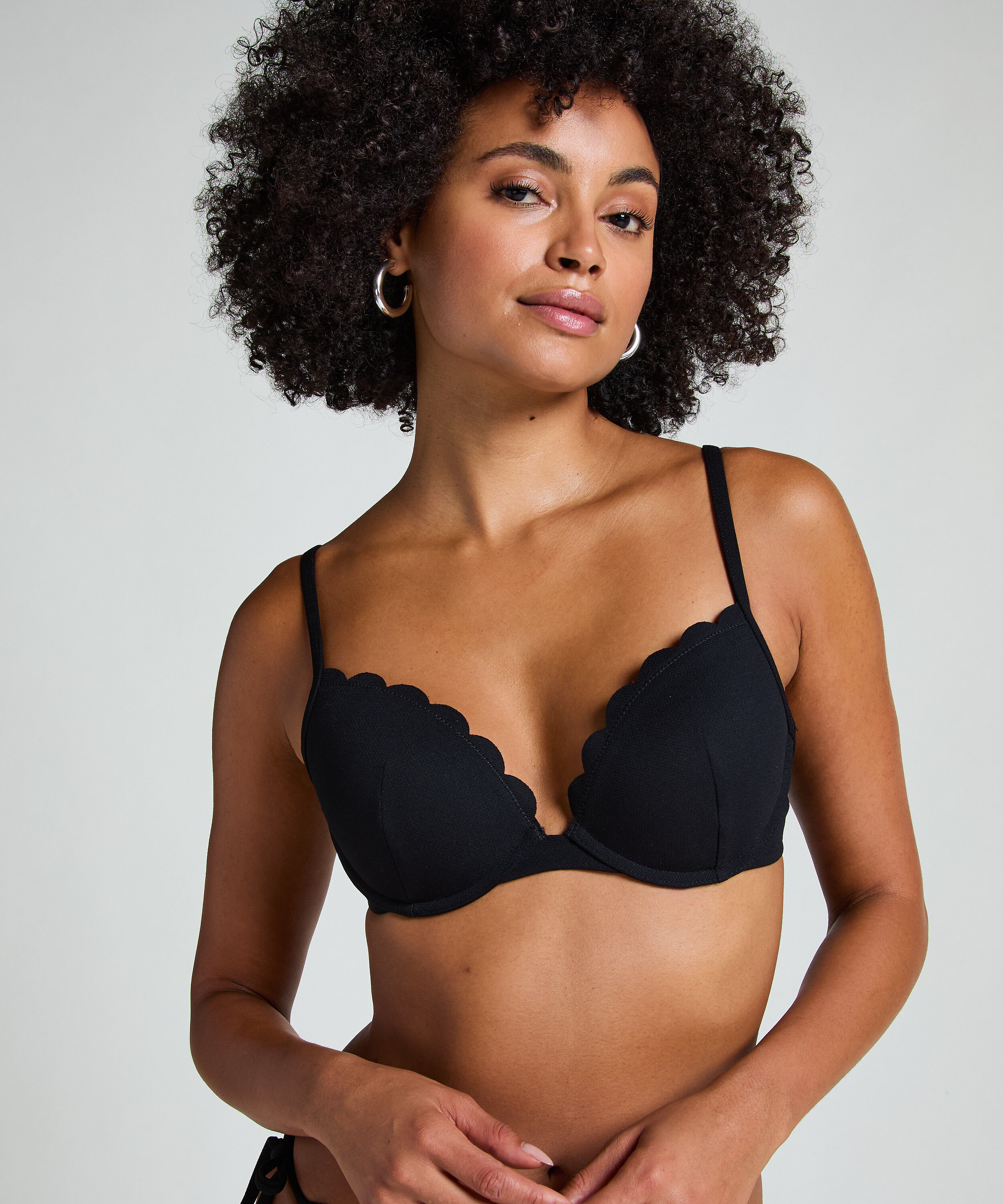 Voorgevormde beugel bikinitop Scallop, Zwart