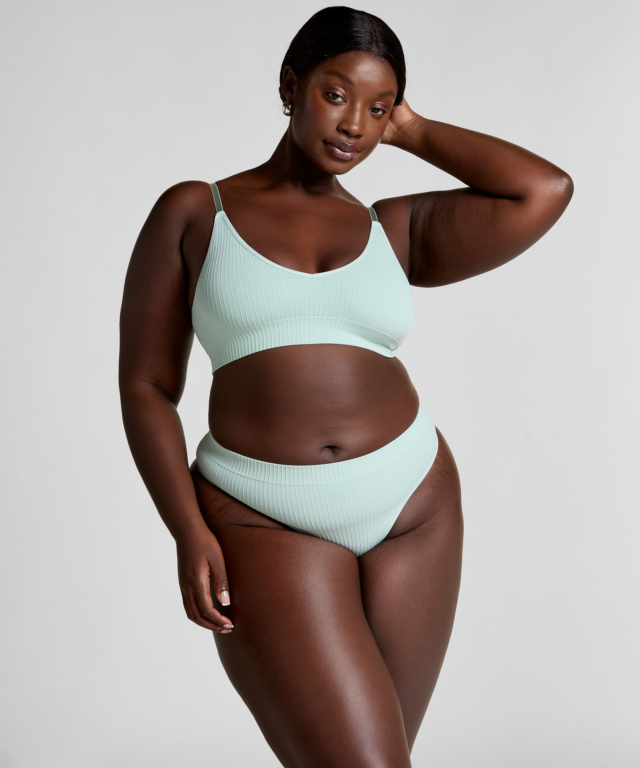 Hoog uitgesneden string Dianne